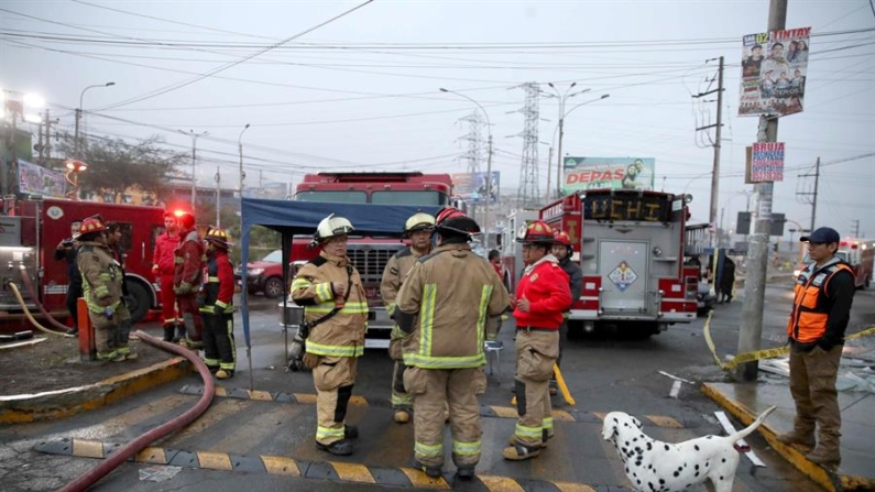 Fotografía que muestra a bomberos mientras atienden este martes 21 de marzo de 2024 la emergencia ocasionada por una explosión ocurrida el día de ayer en una estación de servicio de combustible en Lima (Perú). EFE/Paolo Aguilar