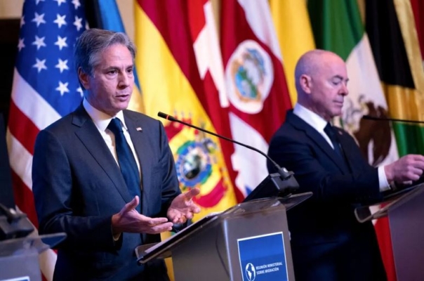 El secretario de Estado de EE. UU. Antony Blinken y el secretario de Seguridad Nacional de EE. UU. Alejandro Mayorkas asisten a una conferencia de prensa sobre la Conferencia Ministerial sobre Migración y Protección en la Ciudad de Panamá el 20 de abril de 2022. (Brendan Smialowski/POOL/AFP vía Getty Images)