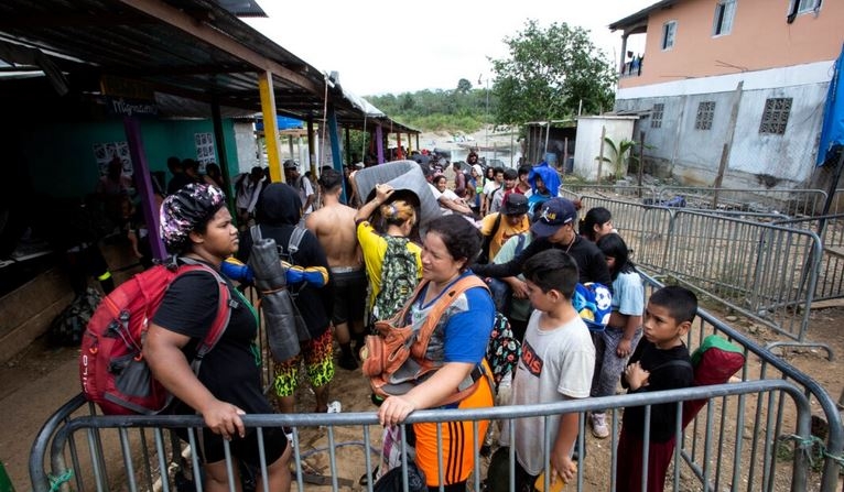 Migrantes son conducidos a través de un puesto de control de inmigración después de ser transportados en canoa a Bajo Chiquito, Panamá, el 18 de febrero de 2024. Bajo Chiquito es el primer campamento tras cruzar el Paso del Darién desde Colombia a Panamá. (Bobby Sanchez para The Epoch Times)