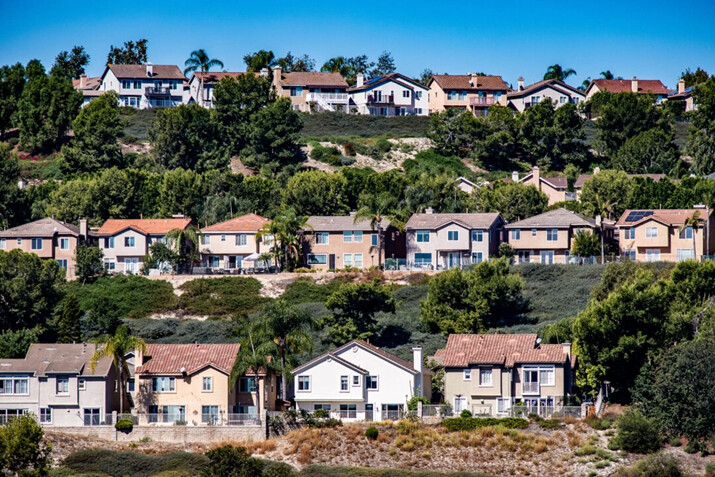 Precios medios de las viviendas en California alcanzan nivel récord en abril
