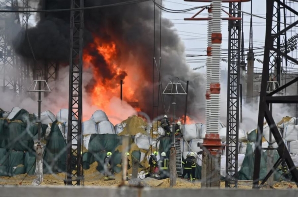 Los bomberos extinguen un incendio en una subestación eléctrica después de un ataque con misiles en Kharkiv el 22 de marzo de 2024. (Sergey Bobok/AFP vía Getty Images)
