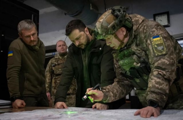 El presidente ucraniano, Volodymyr Zelenskyy, y el comandante de las fuerzas terrestres de Ucrania, Col.-Gen. Oleksandr Syrsky miran un mapa durante una visita a la ciudad de Kupiansk, en la región de Járkiv, Ucrania, el 30 de noviembre de 2023. (Efrem Lukatsky/Foto AP)