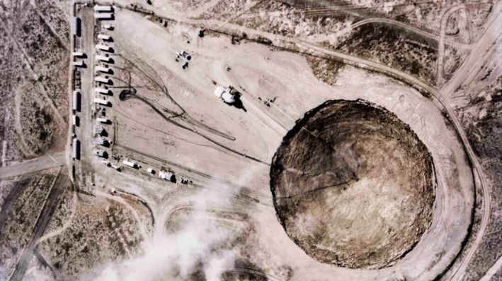 Una vista aérea del cráter de hundimiento formado por la prueba nuclear subterránea de Huron King en Nevada, el 24 de junio de 1980. (FPG/Archive Photos/Getty Images)