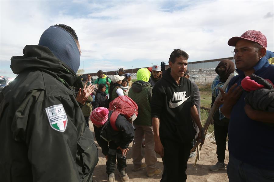Detienen a hombre por transportar ilegalmente a 15 migrantes salvadoreños en México