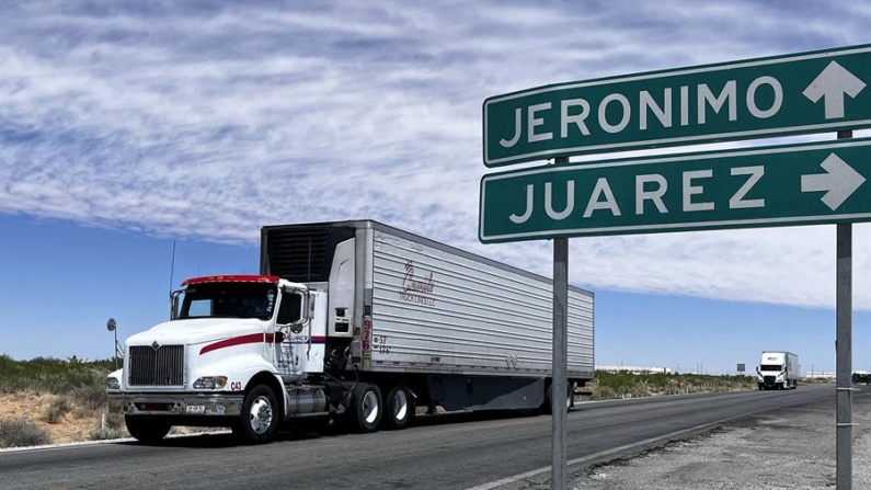 Fotografía de archivo fechada el 20 de octubre de 2023, que muestra dos vehículos transitando en una carretera en Ciudad Juárez, Chihuahua (México). EFE/ Luis Torres