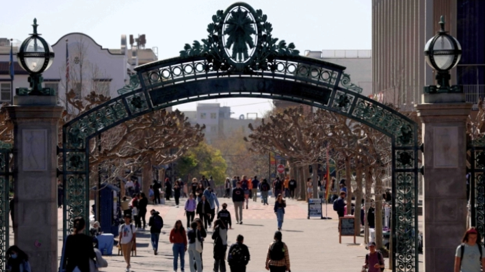 La gente camina a través de Sproul Plaza en el campus de la UC Berkeley en Berkeley, California, el 14 de marzo de 2022. (Justin Sullivan/Getty Images)