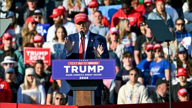 El expresidente y candidato republicano a la presidencia en 2024, Donald Trump, habla durante un mitin de campaña en Wildwood, Nueva Jersey, el 11 de mayo de 2024. (Jim Watson/AFP vía Getty Images)