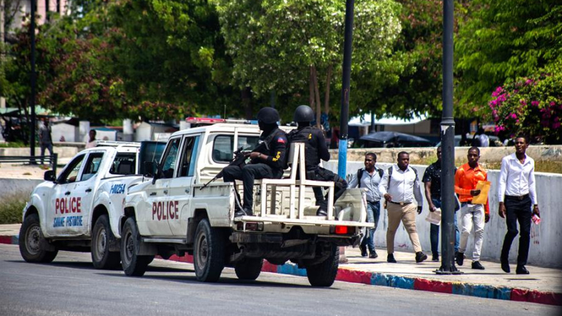Fotografía de archivo de miembros de la Policía Nacional Haitiana (PNH) realizando un operativo de seguridad en las proximidades del Palacio Nacional, debido a la violencia y la inseguridad por los ataques de bandas armadas. EFE/ Mentor David Lorens