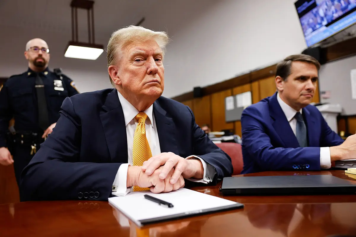 El expresidente Donald Trump se sienta en la sala de la Corte Penal de Manhattan con el abogado Todd Blanche el 21 de mayo de 2024 en la ciudad de Nueva York. (Michael M. Santiago/Getty Images)