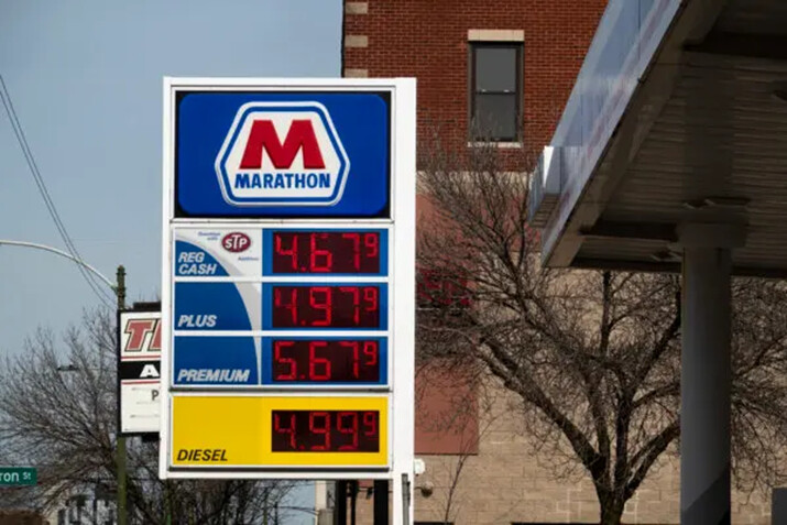 Precios de la gasolina en una gasolinera de Chicago el 12 de marzo de 2024. (Scott Olson/Getty Images)