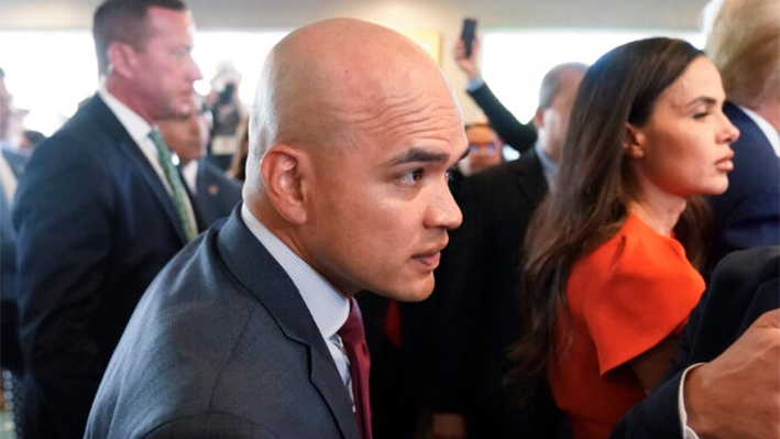 El ex asesor del presidente Donald Trump, Walt Nauta, visita el restaurante Versailles con el Sr. Trump en Miami, Florida, el 13 de junio de 2023. (Alex Brandon/Foto AP)