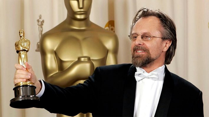 Jan. A.P. Kaczmarek posa con el Oscar a la mejor partitura original por su trabajo en "Buscando Nunca Jamás" durante la 77ª edición de los Premios de la Academia en Los Ángeles el 27 de febrero de 2005. (Reed Saxon/Foto AP)
