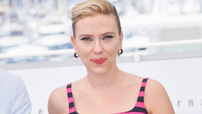 Scarlett Johansson posa para los fotógrafos en la sesión fotográfica de la película "Asteroid City" en el 76º festival internacional de cine, Cannes, sur de Francia, el 24 de mayo de 2023. (Joel C Ryan/Invisione)