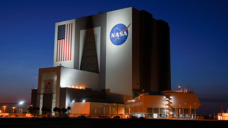 Vista del edificio de ensamblaje de vehículos de la NASA en el Complejo de Lanzamiento Espacial 41 el 6 de mayo de 2024, en Cabo Cañaveral, Florida. (Joe Raedle/Getty Images)