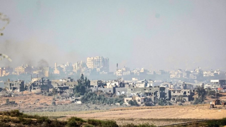 Una imagen tomada desde la ciudad de Sderot, en el sur de Israel, muestra edificios destruidos tras los bombardeos israelíes sobre el norte de la Franja de Gaza el 24 de noviembre de 2023, horas después del inicio de una tregua de cuatro días en las batallas entre Israel y Hamás. (Gil Cohen-Magen/AFP vía Getty Images)