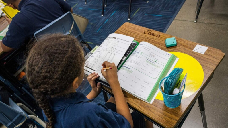 Un estudiante en una clase de primaria en Phoenix, Arizona, el 26 de octubre de 2022. (Olivier Touron/AFP vía Getty Images)