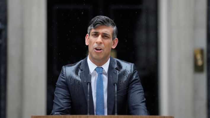 El primer ministro británico, Rishi Sunak, se dirige a los medios de comunicación frente al número 10 de Downing Street, en Londres, el 22 de mayo de 2024, mientras anuncia que convocará elecciones generales para el 4 de julio. (AP Photo/Kin Cheung)