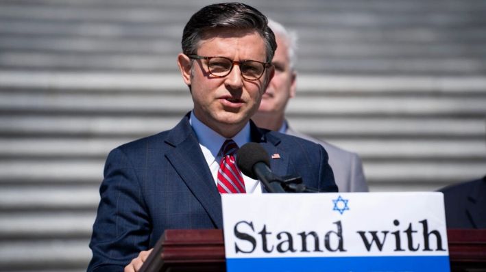 El presidente de la Cámara de Representantes, Mike Johnson (R-La.), habla durante una conferencia de prensa instando al Senado a adoptar la Ley de Apoyo a la Asistencia de Seguridad de Israel frente a las escaleras de la Cámara de Representantes del Capitolio de Estados Unidos en Washington, el 16 de mayo de 2024. (Madalina Vasiliu/The Epoch Times)
