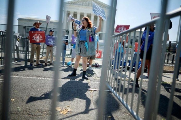Lauren Handy (C) se une a otros manifestantes provida frente al edificio del Tribunal Supremo de EE.UU. en Washington, D.C., el 23 de mayo de 2022. (Chip Somodevilla/Getty Images)
