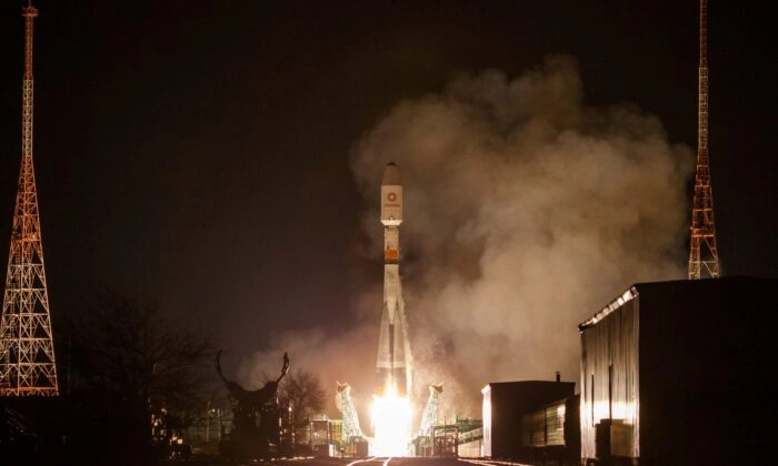 Un cohete Soyuz que transporta un lote de 34 satélites OneWeb despega de una plataforma de lanzamiento en el cosmódromo de Baikonur, Kazajstán, el 7 de febrero de 2020. (Corporación Espacial Estatal Rusa ROSCOSMOS/Handout via Reuters)

