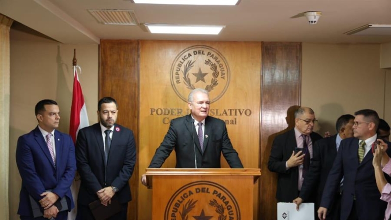 Fotografía cedida por el senado de Paraguay del fiscal general de Paraguay, Emiliano Rolón (c), acompañado del equipo encargado de la investigación del caso Pecci, durante una conferencia de prensa en el Congreso de Paraguay este miércoles 22 de mayo de 2024, en la ciudad de Asunción (Paraguay). EFE/Senado de Paraguay