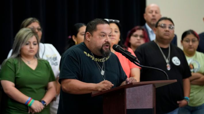 Javier Cazares, en el centro, junto a familiares de las víctimas del tiroteo en la escuela primaria de Uvalde durante una rueda de prensa, el miércoles 22 de mayo de 2024, en Uvalde, Texas. (AP Photo/Eric Gay)
