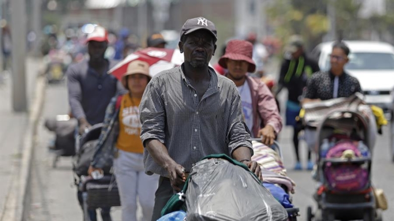 Cientos de migrantes caminan en caravana rumbo a la frontera norte de Estados Unidos este miércoles 22 de mayo de 2024, desde la ciudad de Puebla (México). EFE/Hilda Ríos