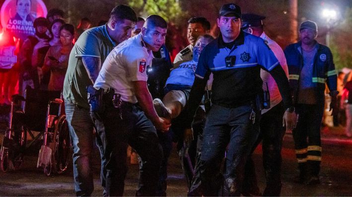 Personal de rescate traslada a personas heridas donde se desplomó un templete durante un acto político de Movimiento Ciudadano (MC), este miércoles en la ciudad de Monterrey, México, el 22 de mayo de 2024. (EFE / Miguel Sierra)