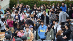 Manifestantes propalestinos rompen cristales y pintan con spray el despacho del rector de la UC