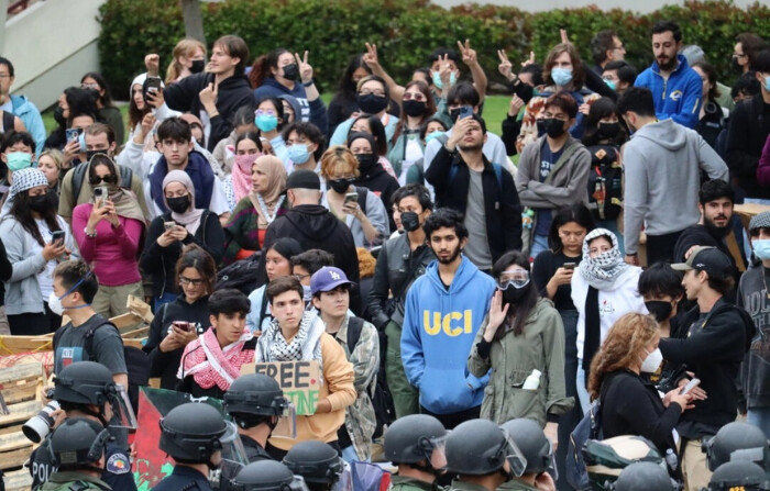 La policía se enfrenta a estudiantes y activistas propalestinos durante una protesta en la Universidad de California-Irvine en Irvine, California, el 15 de mayo de 2024. (May He/The Epoch Times)