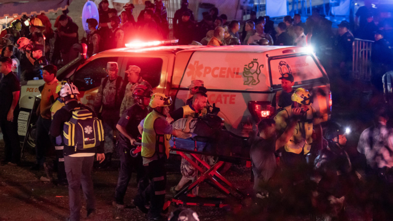 Personal de rescate traslada a personas heridas donde se desplomó un templete durante un acto político de Movimiento Ciudadano (MC), en la ciudad de Monterrey, Nuevo León, el 22 de mayo. (EFE/Miguel Sierra)