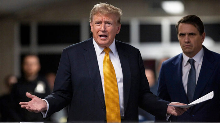 El expresidente Donald Trump (I) habla con la prensa mientras está junto a su abogado Todd Blanche (D) en la Corte Criminal de Manhattan en Nueva York, el 21 de mayo de 2024. (Justin Lane/Getty Images)