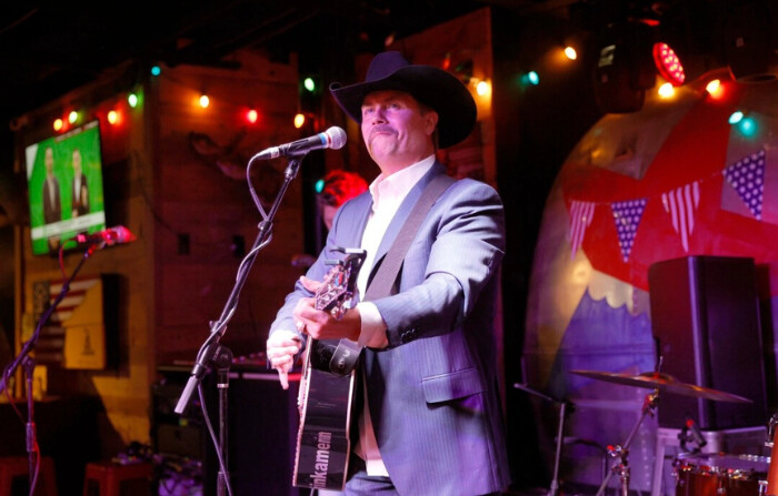 El artista country John Rich actúa en Redneck Riviera Nashville en Nashville, Tennessee, el 27 de marzo de 2021. (Jason Kempin/Getty Images)