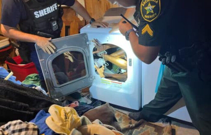 Un sospechoso de un tiroteo fue capturado por agentes de policía de la Oficina del Sheriff del Condado de Escambia, Florida, mientras se escondía en una pequeña secadora de ropa. (Crédito: Escambia County Sheriff's Office)