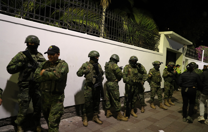 Fotografía de archivo de integrantes de un cuerpo élite de la Policía ecuatoriana cuando irrumpían en la Embajada de México para detener al exvicepresidente Jorge Glas, condenado por corrupción. (EFE/ José Jácome)