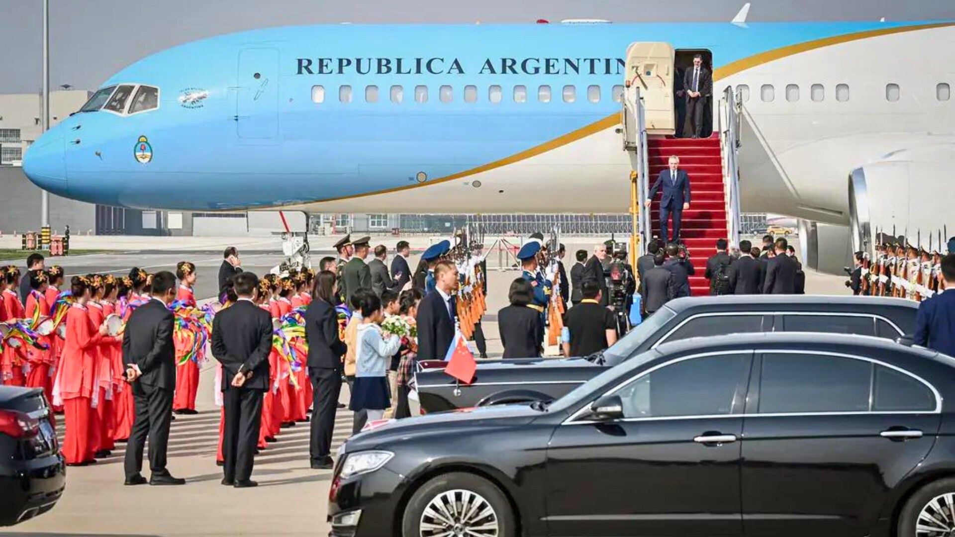 El presidente de Argentina, Alberto Fernández (izq.), llega al aeropuerto de Beijing antes del Foro de la Franja y la Ruta en Beijing 