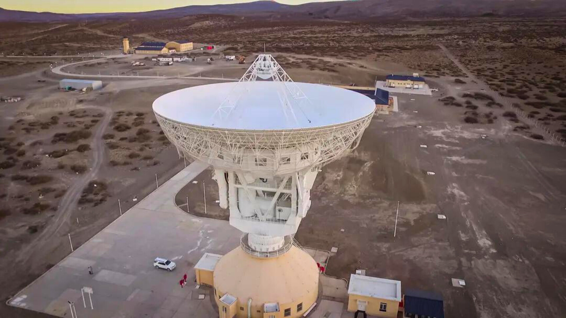 La antena principal de la estación terrestre de espacio.