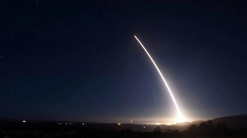 Lanzamiento de prueba de un misil balístico intercontinental (ICBM) Minute Man III de las Fuerzas Aéreas estadounidenses. (Fuerza Aérea de EE.UU.)
