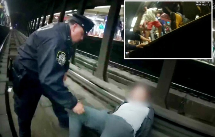 Oficiales de la policía de Nueva York se acercan a un hombre que cayó a las vías del metro en el Bronx el 14 de mayo. (Cortesía de la policía de Nueva York)