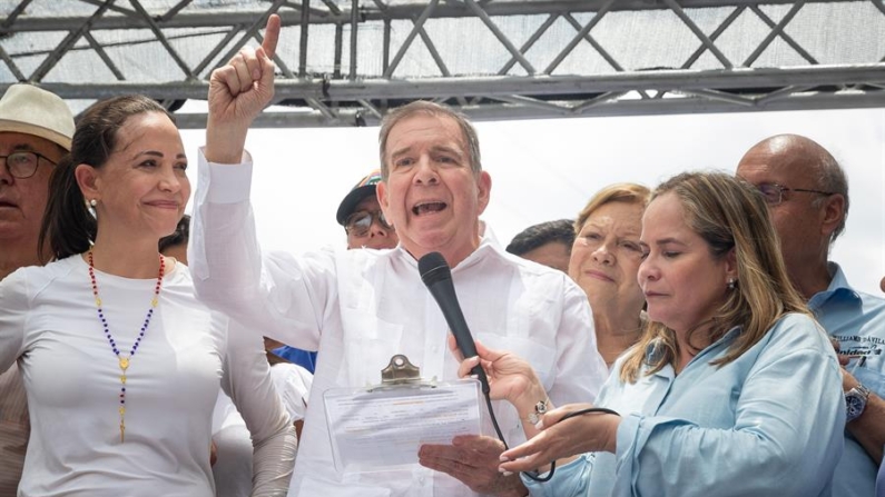 El candidato presidencial de la Plataforma Unitaria Democrática (PUD), Edmundo González Urrutia, acompañado de la líder opositora María Corina Machado (i), habla durante un acto de campaña este sábado 18 de mayo de 2024 en La Victoria, estado Aragua (Venezuela). EFE/ Rayner Peña R.