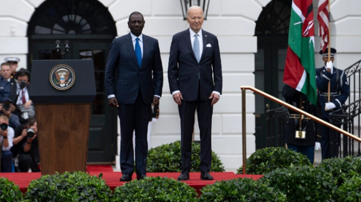 El presidente Joe Biden y el presidente de Kenia William Ruto durante la ceremonia de llegada en el Jardín Sur de la Casa Blanca, el 23 de mayo de 2024. (Madalina Vasiliu/The Epoch Times)