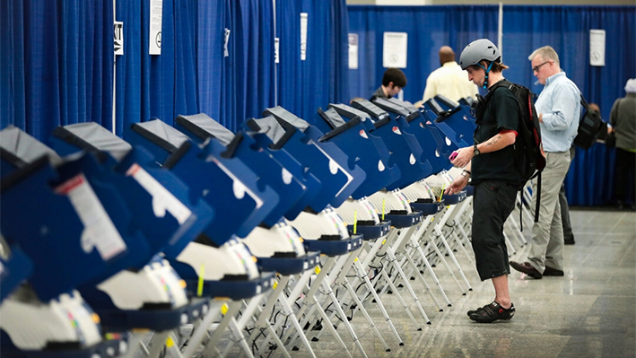 Los residentes depositan sus papeletas para las elecciones del 8 de noviembre en un centro de votación anticipada en Chicago, el 18 de octubre de 2016. (Scott Olson /Getty Images)