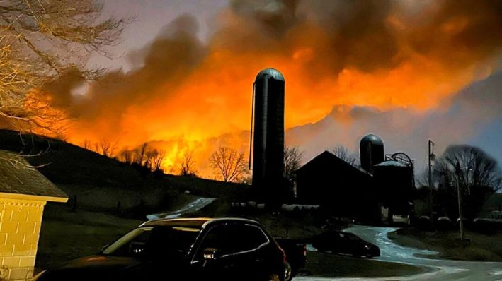 El fuego de un tren que arde en llamas se ve desde una granja en East Palestine, Ohio, el 3 de febrero de 2023. (Melissa Smith vía AP)