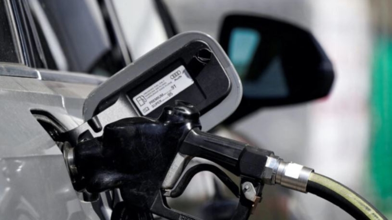 Un surtidor de gasolina se introduce dentro de un vehículo Audi en una gasolinera Mobil en Beverly Boulevard en West Hollywood, California, el 10 de marzo de 2022. (Bing Guan/Reuters)