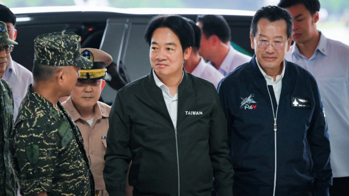 El presidente de Taiwán, Lai Ching-te (C), y el ministro de Defensa, Wellington Koo, llegan de visita para inspeccionar las tropas militares en Taoyuan, el 23 de mayo de 2024. (Sam Yeh/AFP vía Getty Images)