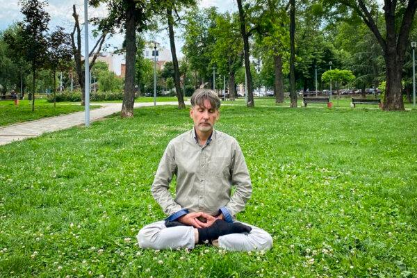 El practicante de Falun Gong Dejan Markovic medita en Belgrado, Serbia, el 9 de mayo de 2024. (Cortesía de Dejan Markovic)