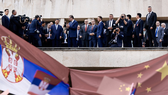 El presidente serbio, Aleksandar Vucic, acompañado por el líder chino, Xi Jinping, se dirige a las personas congregadas frente al Palacio de Serbia durante una ceremonia de bienvenida en Belgrado, el 8 de mayo de 2024. (STRINGER/AFP vía Getty Images)