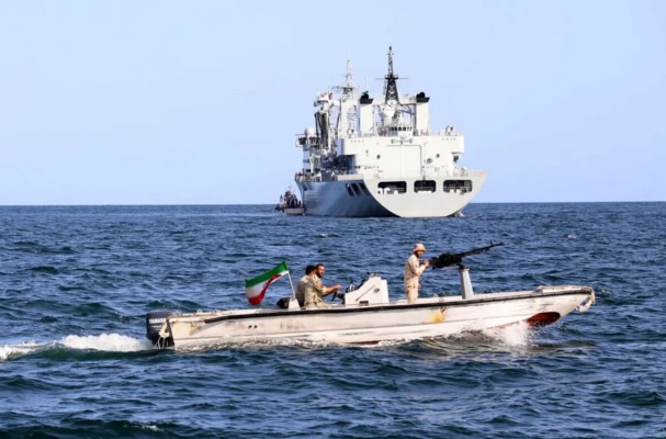 Un barco militar iraní patrulla mientras un buque de guerra entra en aguas iraníes antes del inicio de un simulacro naval conjunto de Irán, Rusia y China en el océano Índico, el 12 de marzo de 2024. (Ejército iraní vía AP)