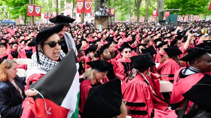 Los estudiantes graduados cantan mientras salen de la ceremonia de graduación en protesta hacia los 13 graduados del último año a quienes no se les permitió participar debido a actividades de protesta, en Harvard Yard durante la graduación en la Universidad de Harvard en Cambridge, Massachusetts, el 23 de mayo de 2024. (Charles Krupa/AP Foto)