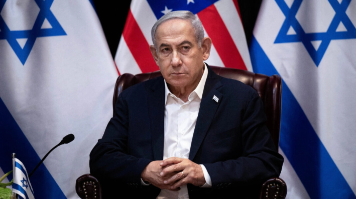 El primer ministro israelí Benjamin Netanyahu espera el inicio de la reunión del gabinete de guerra israelí, en Tel Aviv, Israel, el 18 de octubre de 2023.(Brendan Smialowski/AFP via Getty Images)